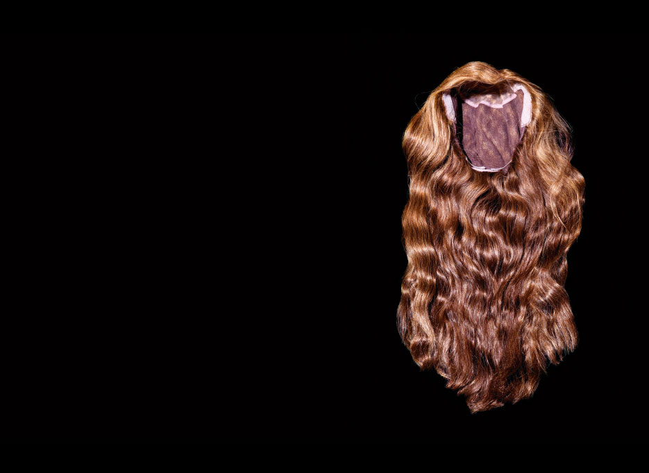 uebermorgen schnee, th image of a real long hair wig, the whole for the head is facing the viewer